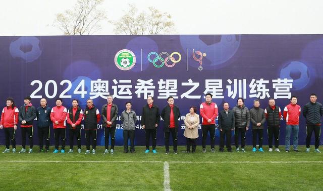 老师把腿抬高撕开白丝袜喷水视频